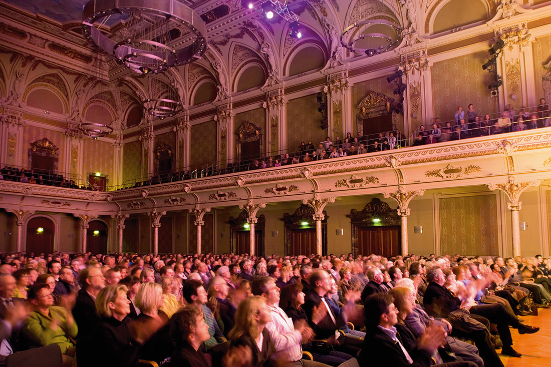 Publikum im Großen Saal in der Historischen Stadthalle Wuppertal